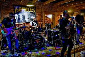 20250425 FOTO male LIVEband Retro Rock Pub MARTIN 01.JPG